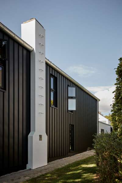 A very fine roof and façade solution on Funen, Strandvej 54B, Ballen, 5762 Vester Skerninge